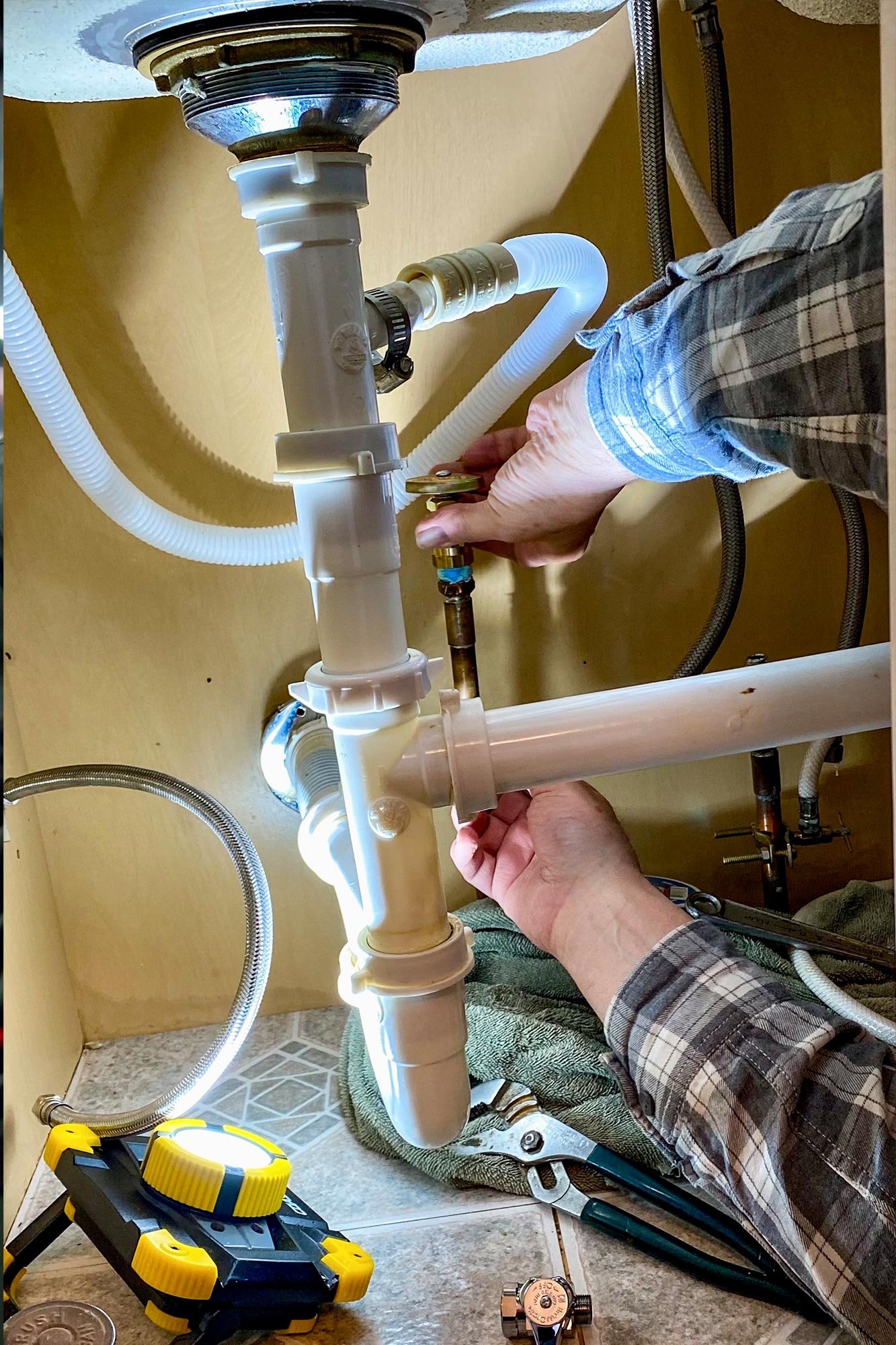 Instalación de desagüe y llave de paso bajo fregadero